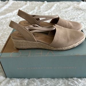 EUC Life stride wedge sandals size 7M